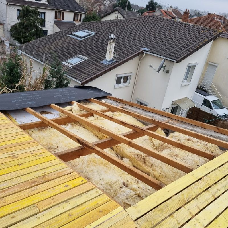 Étanchéité d'une toiture en construction avec un revêtement en bitume