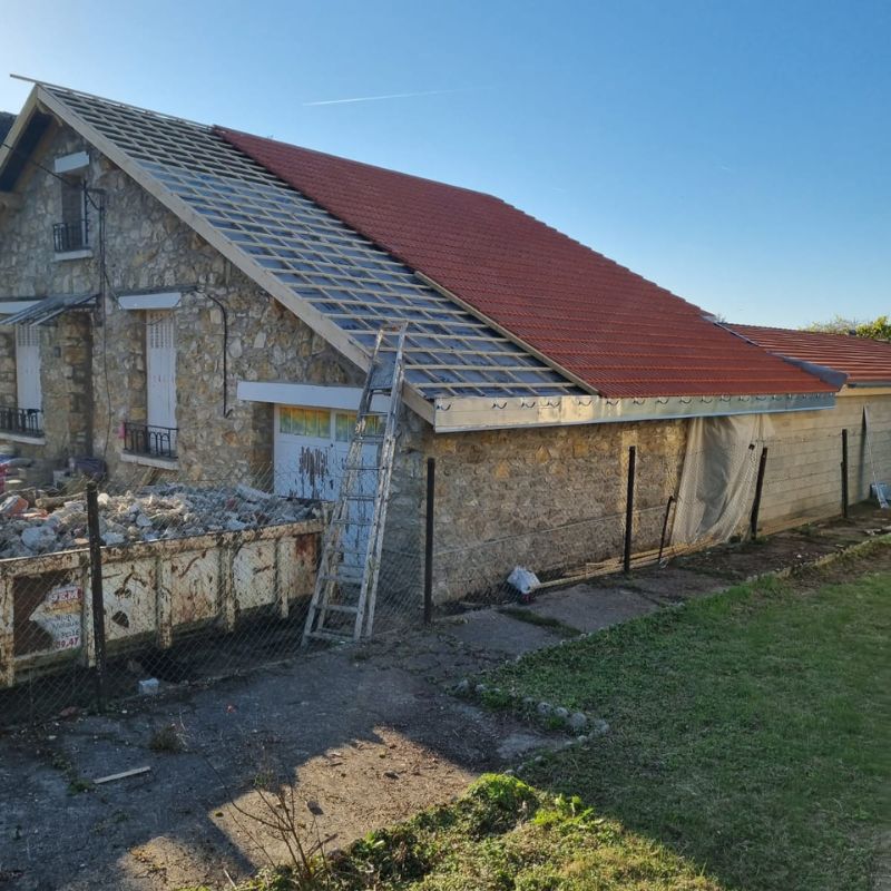 Rénovation d'une toiture avec des tuiles en terre cuite