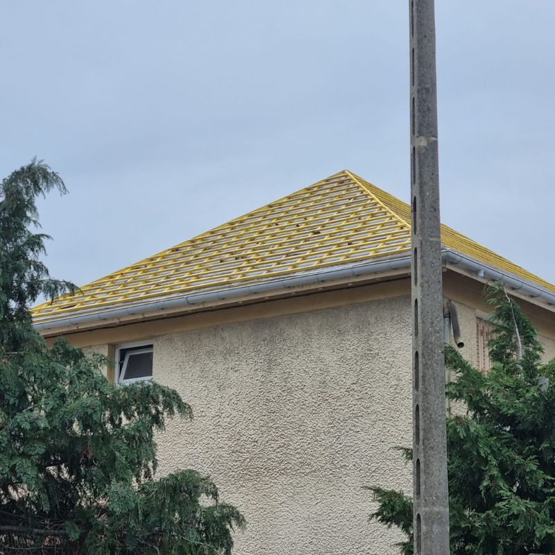 Réparation d'une charpente en bois avant la pose d'une nouvelle toiture